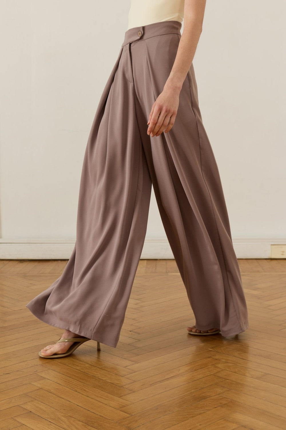 Cherianne.com Leona high-waisted wide-leg trousers in dusty mauve with pleated details and side pockets