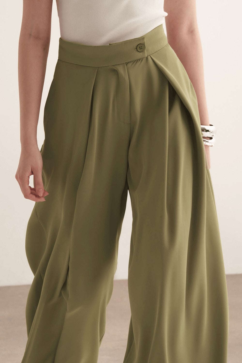 Cherianne.com Leona high-waisted wide-leg olive green trousers with pleated detail worn by a model