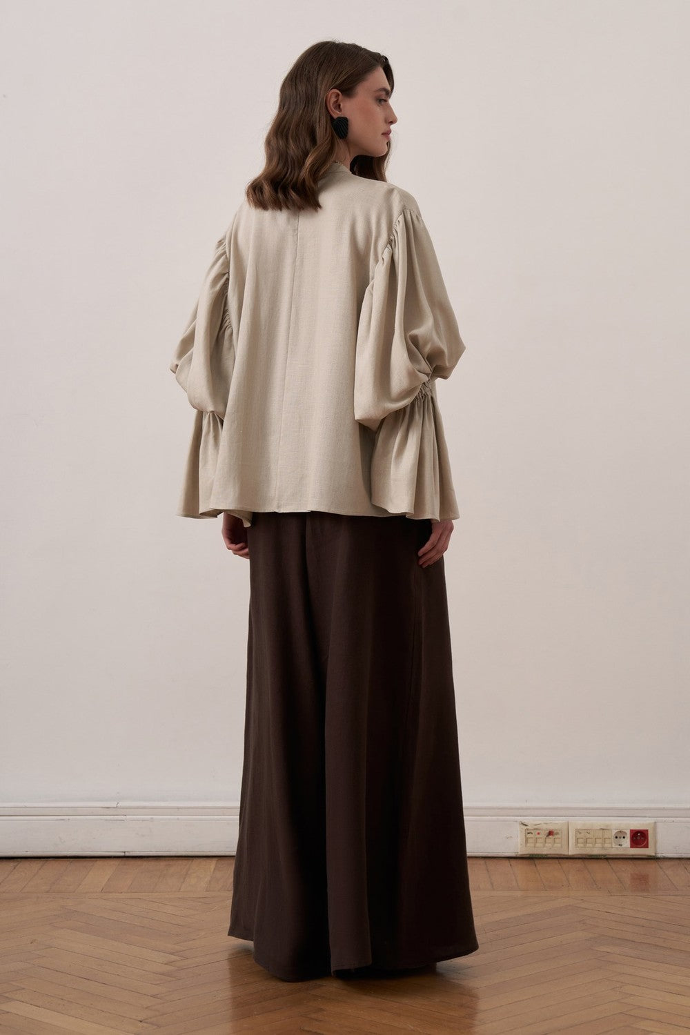 Cherianne.com beige linen blend blouse with voluminous balloon sleeves and gathered cuffs worn by a model