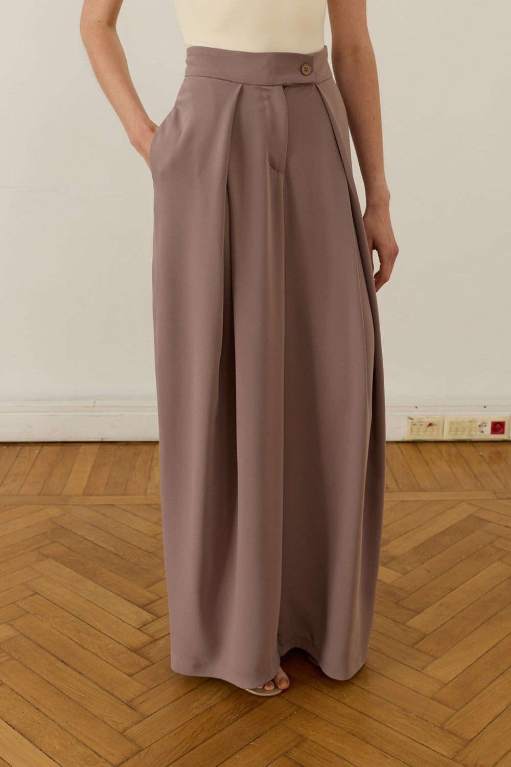 Cherianne.com Leona high-waisted wide-leg trousers in dusty mauve with pleated details and side pockets